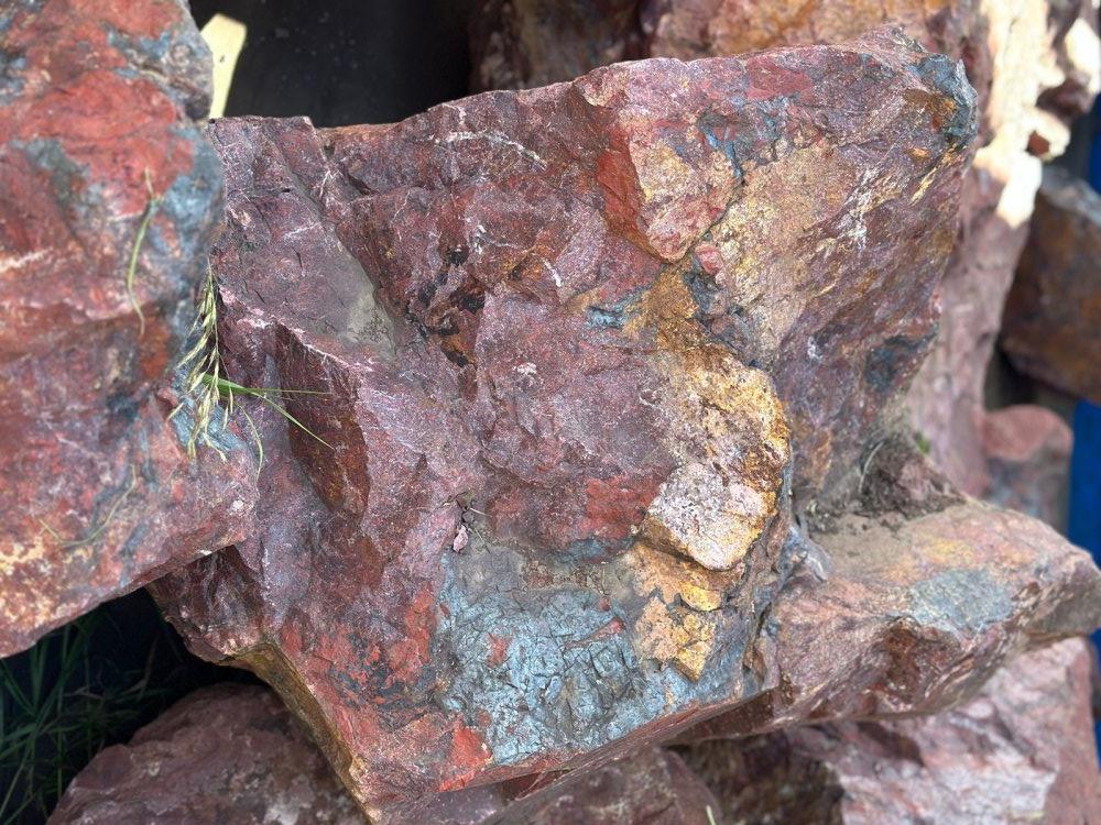 Камни для ландшафтного дизайна красно-фиолетовые 10-60 килограмм купить в Улан-Удэ