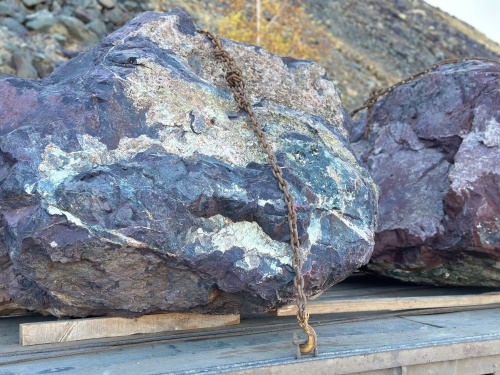 Огромные красно-фиолетовые валуны для ландшафтного дизайна весом более 5 тонн купить в Улан-Удэ