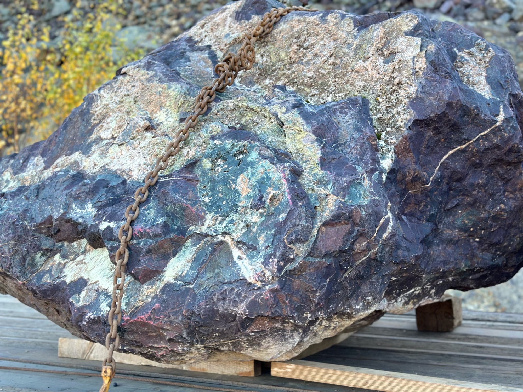 Огромные красно-фиолетовые валуны для ландшафтного дизайна весом более 5 тонн купить в Улан-Удэ