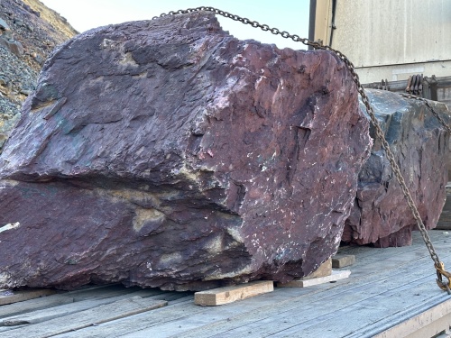 Огромные красно-фиолетовые валуны для ландшафтного дизайна весом более 5 тонн купить в Улан-Удэ