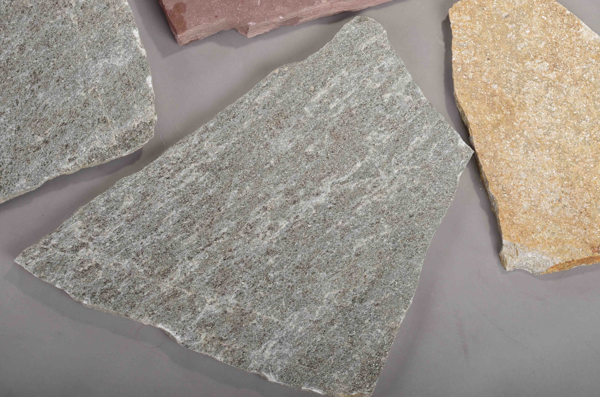 Плитняк златолит Уральский для цоколя, отмостки купить в Улан-Удэ